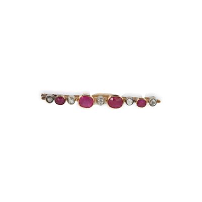 gros plan d'une bague en or avec trois pierres de couleurs différentes