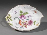 une assiette blanche avec un motif floral