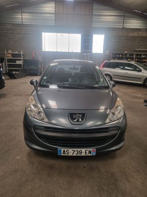 la voiture est garée dans le garage, dans le garage