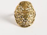 gros plan d'une bague en or sur une surface blanche