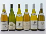 plusieurs bouteilles de vin sont alignées sur une table