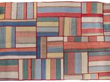 une image représentant un tapis en patchwork multicolore sur fond blanc