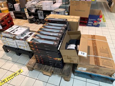 une pile de cartons empilés les uns sur les autres sur une palette dans un magasin