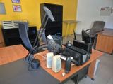 un bureau sur lequel se trouvent un ordinateur, des haut-parleurs et d'autres appareils électroniques