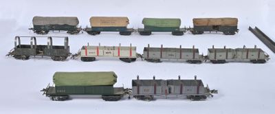 un grand nombre de trains miniatures posés sur une table