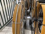 de nombreux tuyaux posés sur un chariot