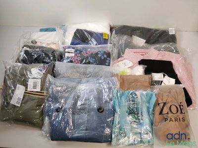 un tas de vêtements posés sur une table
