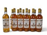 six bouteilles de vin posées les unes à côté des autres sur une surface blanche