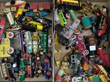 une boîte remplie de petites voitures et d'autres jouets