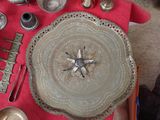 une table recouverte d'une nappe rouge et sur laquelle sont disposés des couverts en argent