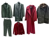 de nombreux types de vestes et de pantalons suspendus à des cintres