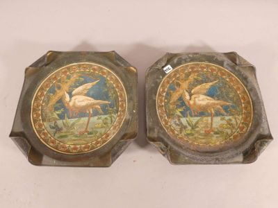 une paire de plateaux décoratifs ornés d'oiseaux, posés sur une table