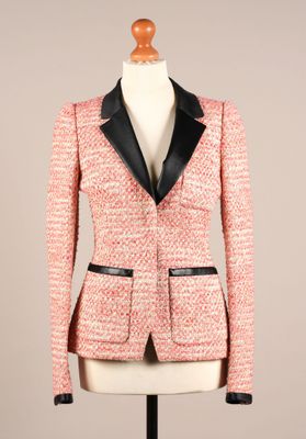 une veste rose et noire sur un mannequin, un mannequin, un mannequin, un mannequin, un mannequin, un mannequin, un mannequin, un mannequin, un mannequin, un mannequin, un mannequin, un mannequin, un mannequin, un mannequin, un mannequin, un mannequin, un mannequin, un mannequin, un mannequin, un mannequin, un mannequin, un mannequin, un mannequin, un mannequin, un mannequin, un mannequin, un mannequin, un mannequin, un mannequin, un mannequin, un mannequin, un mannequin, un mannequin, un manne