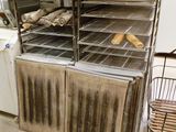 de nombreuses étagères remplies de pain sur le plan de travail de la cuisine