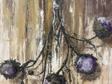 peinture d'un bouquet de fleurs violettes suspendu à un mur en bois