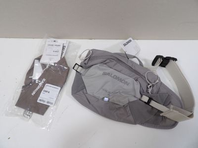 un sac et une paire de chaussures posés sur une table