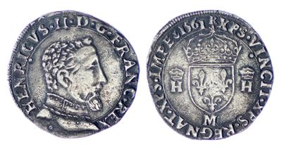 gros plan d'une pièce de monnaie surmontée d'une couronne
