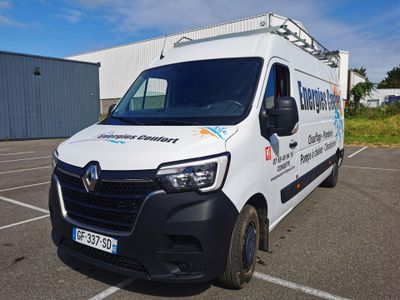 une camionnette blanche garée dans un parking
