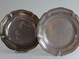 paire d'assiettes en métal argenté, à bords et rebords en relief