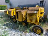 une grosse machine jaune qui est garée dans l'herbe