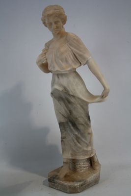 statue en marbre représentant une femme tenant un chat, posée sur un socle