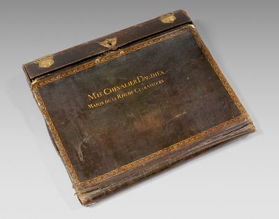 un vieux livre écrit posé sur une table