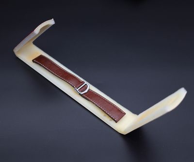 le bracelet est fixé au boîtier de la montre