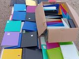tout un tas de dossiers posés sur une table
