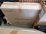 une grande valise posée par terre à côté d'une pile de bagages