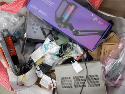 un sac rempli d'appareils électroniques et d'autres objets qui s'y trouvent