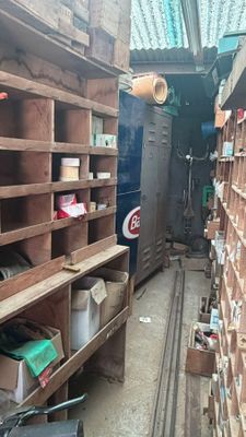 une pièce remplie de nombreuses étagères et caisses en bois