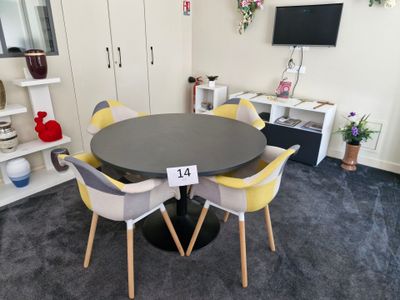 une table noire entourée de chaises jaunes dans une pièce