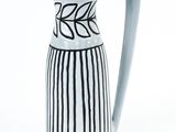 un vase noir et blanc orné d'un motif à rayures noires et blanches