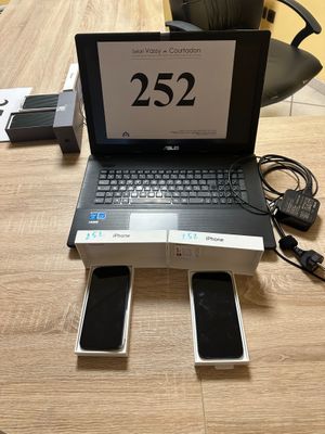 un ordinateur portable posé sur une table en bois