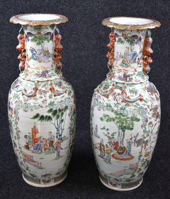deux vases placés côte à côte sur un fond noir