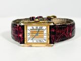 une montre exposée sur une surface blanche
