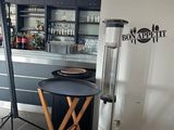 un bar avec un tabouret et une table dans la pièce