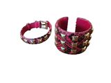 deux bracelets ornés de motifs roses et marron sur fond blanc