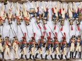 un grand nombre de soldats de plomb dans une boîte