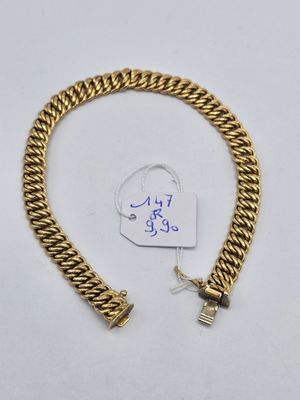 Gros plan sur un bracelet en or portant une étiquette