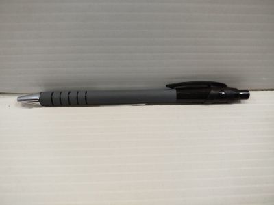le stylo est posé sur la boîte, sur la table