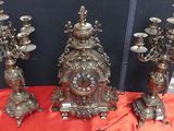 beaucoup d'horloges anciennes et de bougies sur la table