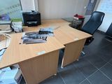 un bureau avec une chaise et un écran dans une pièce