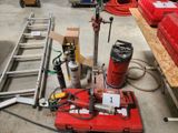 une photo d'une machine rouge dans un garage