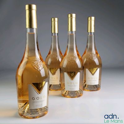 quatre bouteilles de vin sont alignées sur une table