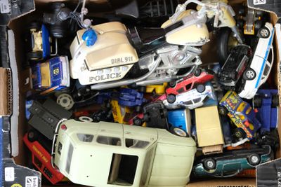 une boîte en carton remplie de petites voitures et d'autres jouets