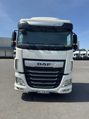 la photo d'un camion blanc garé sur un parking