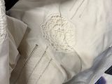 un sac blanc contenant une chemise blanche