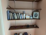 une petite table sur laquelle sont posés des livres, dans un coin de la pièce