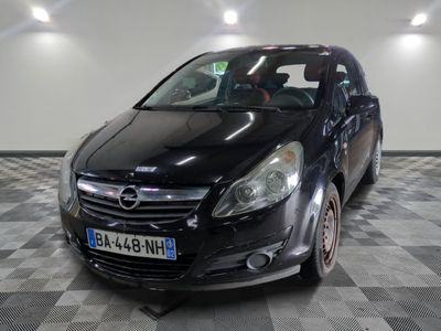 la photo d'une voiture noire garée dans un garage
